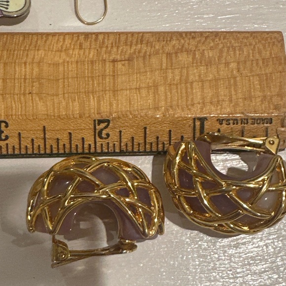 Vintage KJL Kenneth Jay Lane Gold Tone Dusty Pink Cabochon Clip-On Earrings - Picture 7 of 8